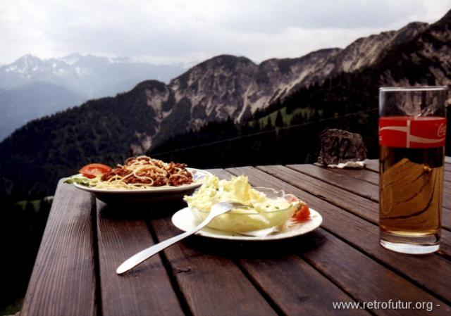 Caffè und Zeitung : Solsteinhaus / Karwendel (2002)