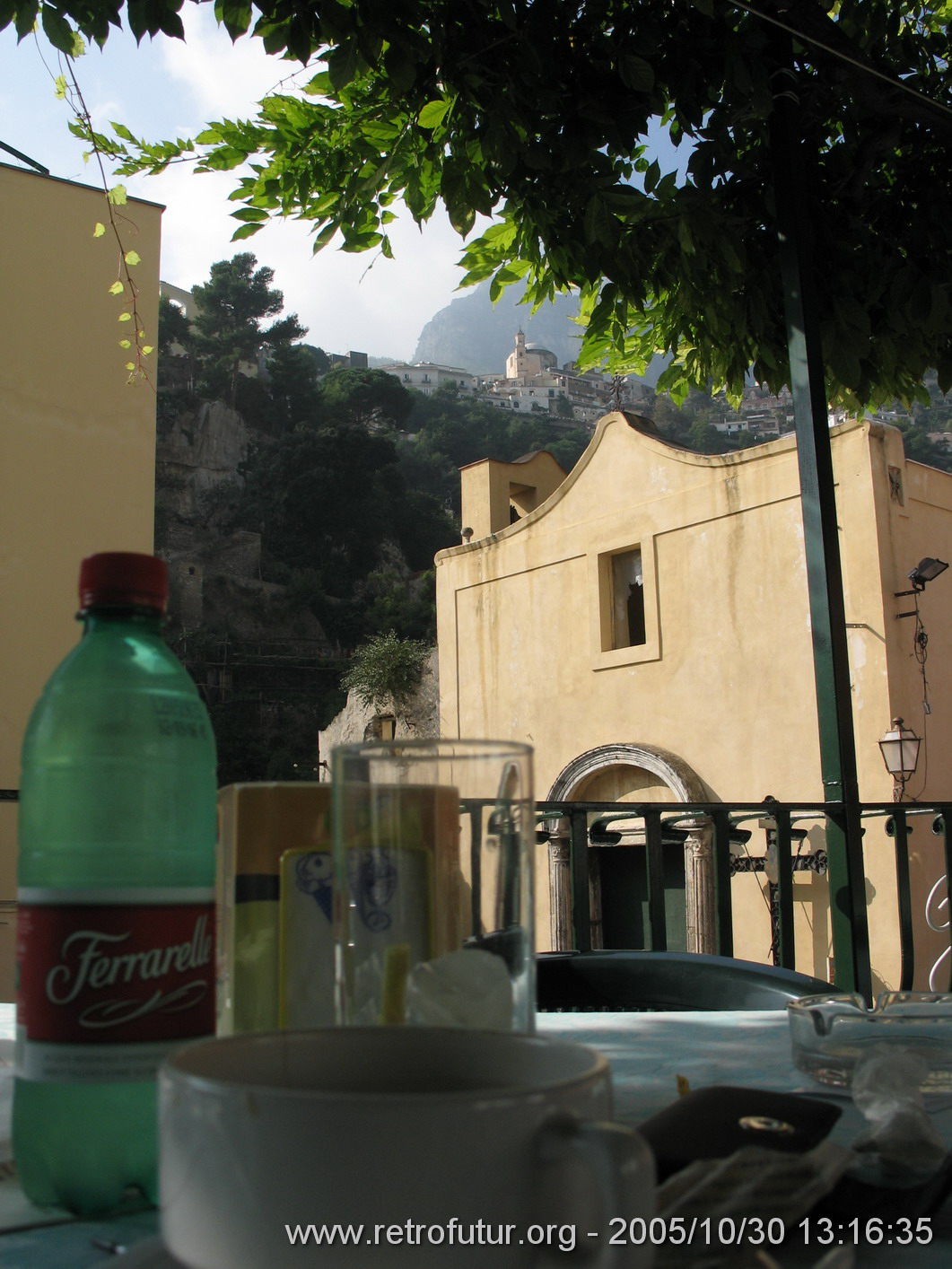 Caffè und Zeitung : Positano (2005)