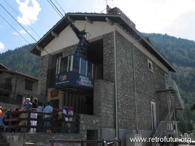 Seilbahnfahrt -  1. Sektion nach Le Pavillion : 2006_07_22-23_037_CourmayeurCerviniaLiftology.JPG