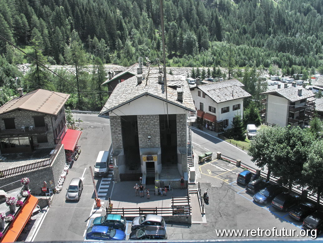 Seilbahnfahrt -  1. Sektion nach Le Pavillion : 2006_07_22-23_045_CourmayeurCerviniaLiftology.JPG