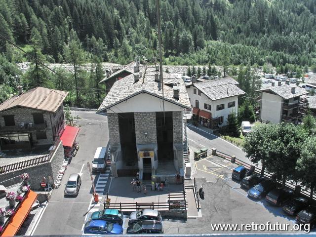 Seilbahnfahrt -  1. Sektion nach Le Pavillion : 2006_07_22-23_045_CourmayeurCerviniaLiftology.JPG