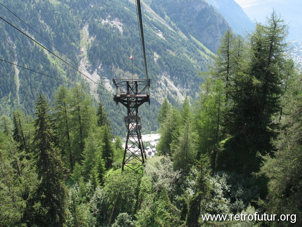 Seilbahnfahrt -  1. Sektion nach Le Pavillion : 2006_07_22-23_048_CourmayeurCerviniaLiftology.JPG