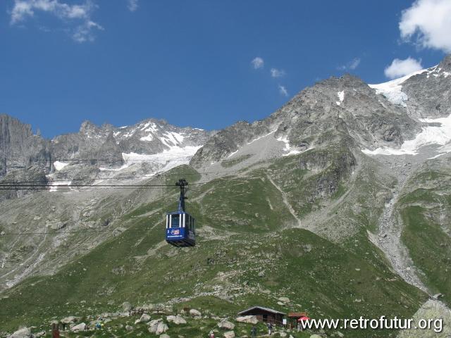 Seilbahnfahrt -  1. Sektion nach Le Pavillion : 2006_07_22-23_059_CourmayeurCerviniaLiftology.JPG