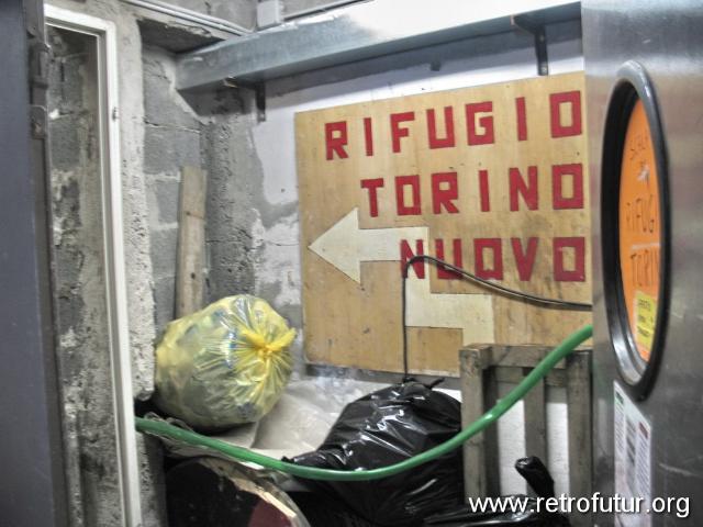 Verbindungtunnel zum Rif. Torino Nuovo : ...gelangt man weise geleitet...