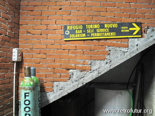 Verbindungtunnel zum Rif. Torino Nuovo : ...mit Straßenhinweisschild...