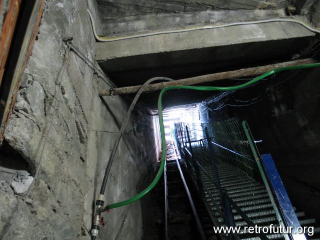 Verbindungtunnel zum Rif. Torino Nuovo : Links eine Windenbahn, rechts die Treppe