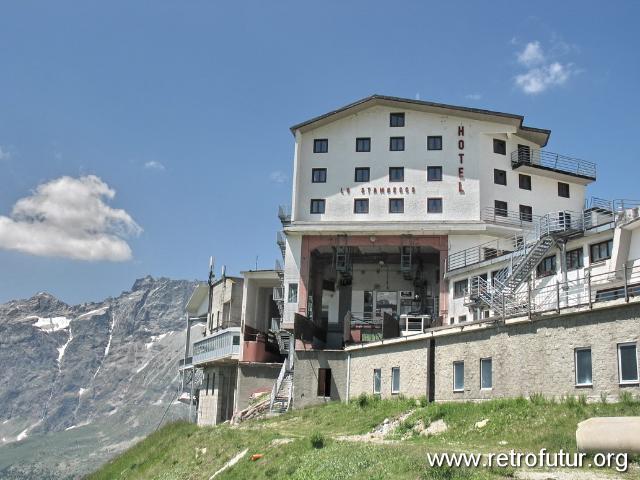 Funivie Plan Maison - Plateau Rosa : Insieme delle due funivie, parzialmente inserite nel Hotel Stambecco