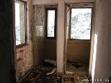 Toilettes. Lo scarico cadeva...3m, direttamente sulla neve sottostante (47.15 KByte) Stazione superiore : Toilettes. Lo scarico cadeva...3m, direttamente sulla neve sottostante
