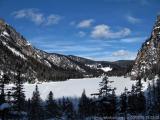Hinten am Waldrand das Hotel Praggser Wildsee (60.63 KByte) Jaufen : Hinten am Waldrand das Hotel Praggser Wildsee