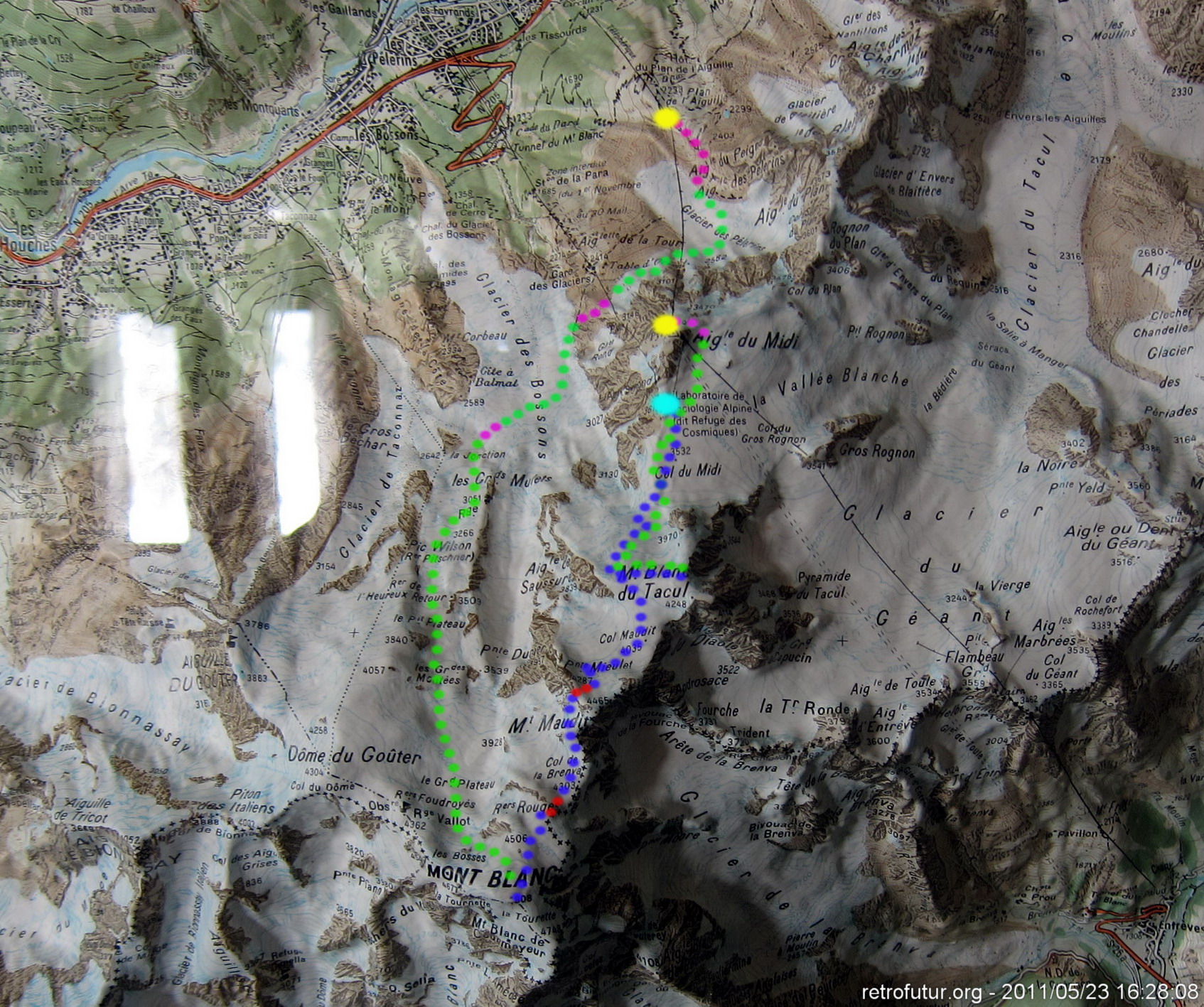 Tag 1: Anreise : Da wollen wir hin: Auffaht mit Seilbahn von Cham (oben zum gelben Punkt) nach Aiguille di Midi, kleine Abfahrt zum hellblauen Punkt (Réf. Cosmique). Blau gepunktet die Aufstiege von Tag 2 und 3. Grün= Abfahrt. Rot= Steigeisen