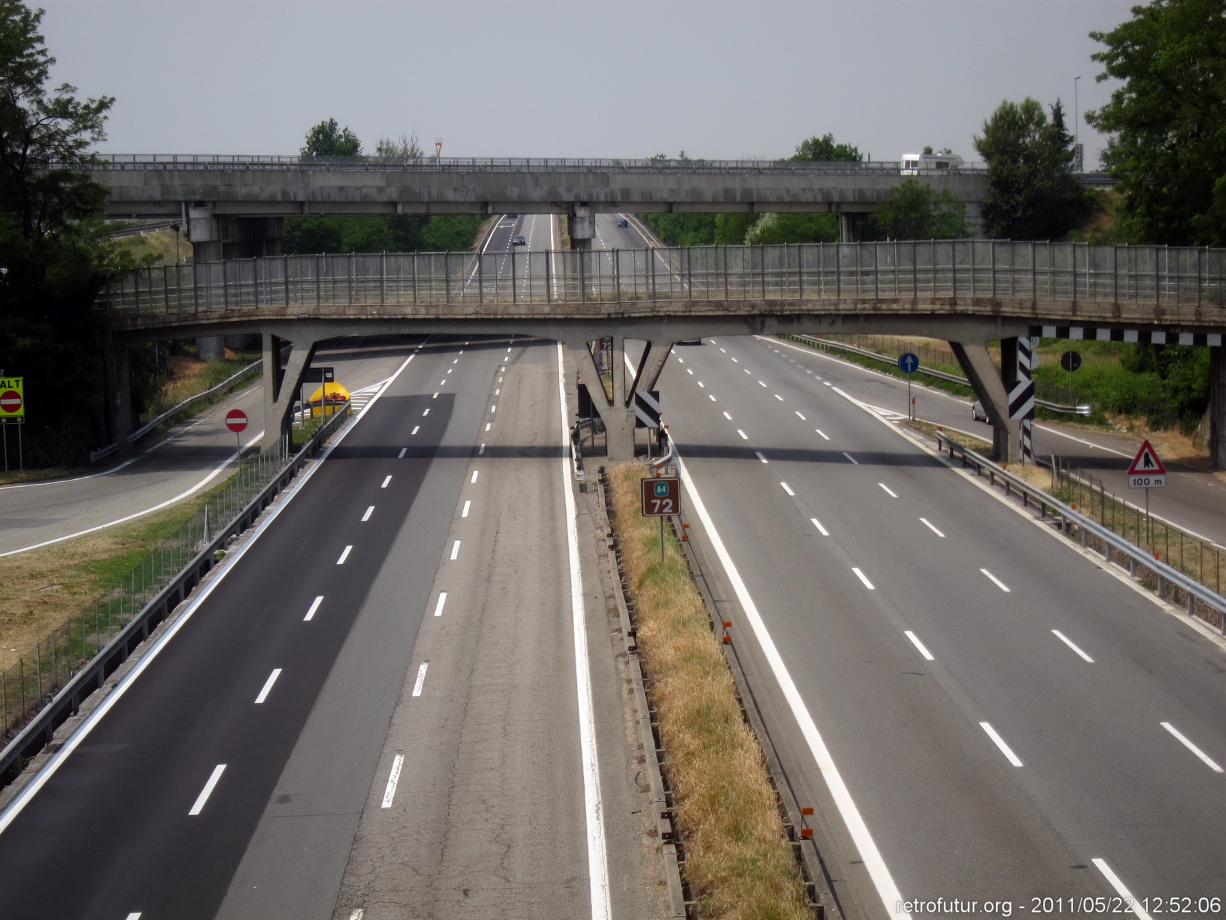 Tag 1: Anreise : Im Vordergund eine Autobahnbrücke in monolithischer fugenloser Betonbauweise aus den 1950er Jahren