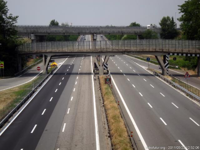 Tag 1: Anreise : Im Vordergund eine Autobahnbrücke in monolithischer fugenloser Betonbauweise aus den 1950er Jahren