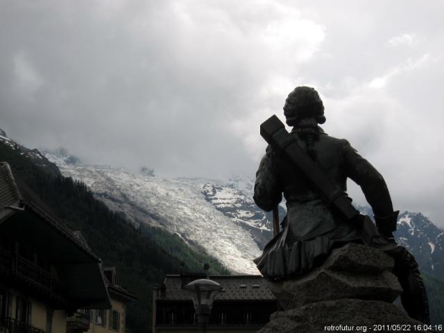 Tag 1: Anreise : Da sind wir schon in Chamonix: Und dort der bis etwa 1400m Seehöhe hinabreichende Bosses Gletscher. Etwa entlang des  Wolkenrands im Bild werden wir diesen zwei Tage später von rechts nach links queren.