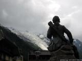 Da sind wir schon in Chamonix: Und dort der bis etwa 1400m Seehöhe hinabreichende Bosses Gletscher. Etwa entlang des Wolkenrands im Bild werden wir diesen zwei Tage später von rechts nach links queren. (28.6 KByte) Tag 1: Anreise : Da sind wir schon in Chamonix: Und dort der bis etwa 1400m Seehöhe hinabreichende Bosses Gletscher. Etwa entlang des Wolkenrands im Bild werden wir diesen zwei Tage später von rechts nach links queren.