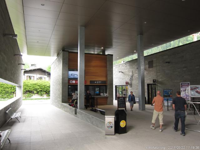 So sieht die offensichtlich frisch umgebaute Seilbahnstation aus. Luftig mit Blick hinauf (durch den Spalt unter dem Dach rechts). Gut gelungen. Tickets kann man keine reservieren. Zu spät. (40.74 KByte) Tag 1: Anreise : So sieht die offensichtlich frisch umgebaute Seilbahnstation aus. Luftig mit Blick hinauf (durch den Spalt unter dem Dach rechts). Gut gelungen. Tickets kann man keine reservieren. Zu spät.