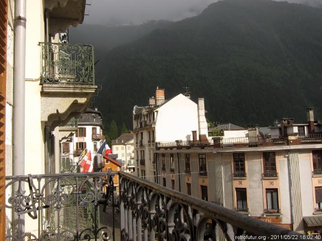 Tag 1: Anreise : Im Hotel am Balkon. Nöbel am Berg. Morgen ist das weg bitteschön