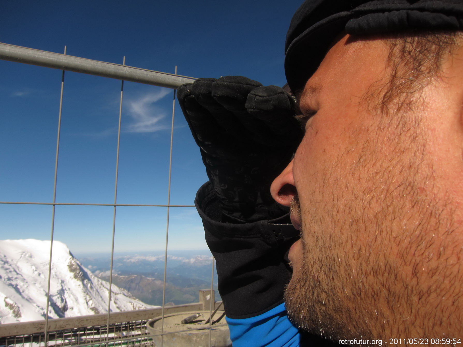 Tag 2: Aklimatisierung : 8:59 - Schon oben. Clemens vmtl. beim Blicken auf den Mont Blanc