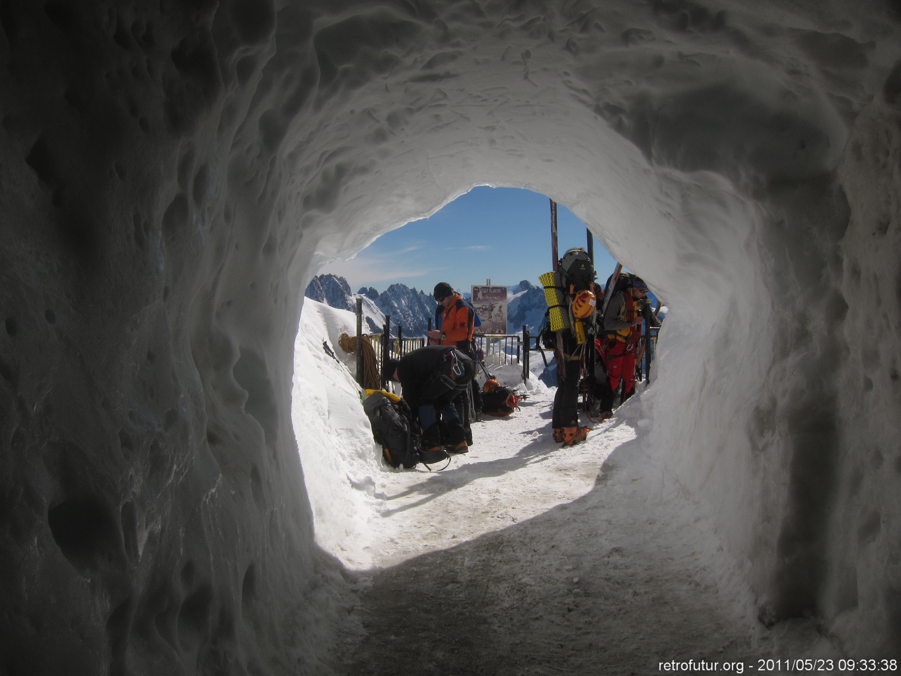 Tag 2: Aklimatisierung : ...nehmen den anderen Tunnel hinaus ins helle Weiss