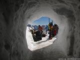 ...nehmen den anderen Tunnel hinaus ins helle Weiss (31.52 KByte) Tag 2: Aklimatisierung : ...nehmen den anderen Tunnel hinaus ins helle Weiss