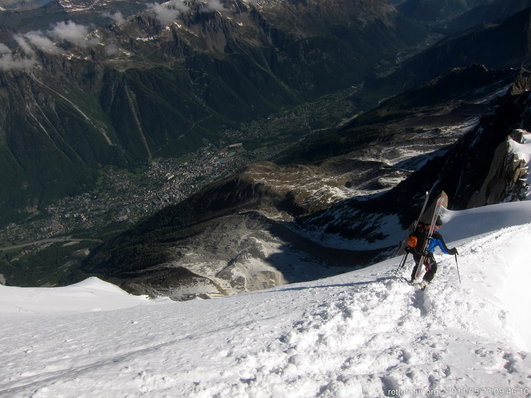 Tag 2: Aklimatisierung : 9:46 - Abstieg am Grat. Im Frühjahr viel begangen da auch zur Vallé Blanche Abfahrt führend