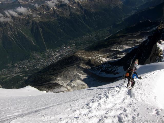 Tag 2: Aklimatisierung : 9:46 - Abstieg am Grat. Im Frühjahr viel begangen da auch zur Vallé Blanche Abfahrt führend