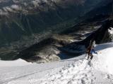 9:46 - Abstieg am Grat. Im Frühjahr viel begangen da auch zur Vallé Blanche Abfahrt führend (49.52 KByte) Tag 2: Aklimatisierung : 9:46 - Abstieg am Grat. Im Frühjahr viel begangen da auch zur Vallé Blanche Abfahrt führend