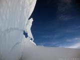 Ein Wandersmann lehnt sich mit seinem schweren Rucksack an die Eiswand (18.4 KByte) Tag 2: Aklimatisierung : Ein Wandersmann lehnt sich mit seinem schweren Rucksack an die Eiswand