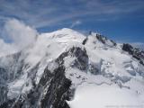 Hinten so flach und nah der Mont Blanc Gipfel, davor weilt der Mont Maudit (4465m) (43.67 KByte) Tag 2: Aklimatisierung : Hinten so flach und nah der Mont Blanc Gipfel, davor weilt der Mont Maudit (4465m)