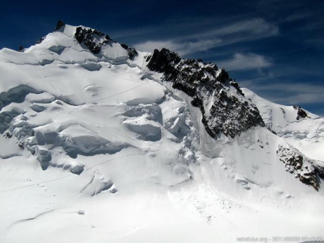 Tag 2: Aklimatisierung : Mont Maudit (4465m) vom Tacul aus gesehen: Gut gezeichnet der bereits gespurte Aufstieg zum Gletscherschrund und die Rinne zum Grat (etwa in Bildmitte 