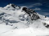 Mont Maudit (4465m) vom Tacul aus gesehen: Gut gezeichnet der bereits gespurte Aufstieg zum Gletscherschrund und die Rinne zum Grat (etwa in Bildmitte Tag 2: Aklimatisierung : Mont Maudit (4465m) vom Tacul aus gesehen: Gut gezeichnet der bereits gespurte Aufstieg zum Gletscherschrund und die Rinne zum Grat (etwa in Bildmitte