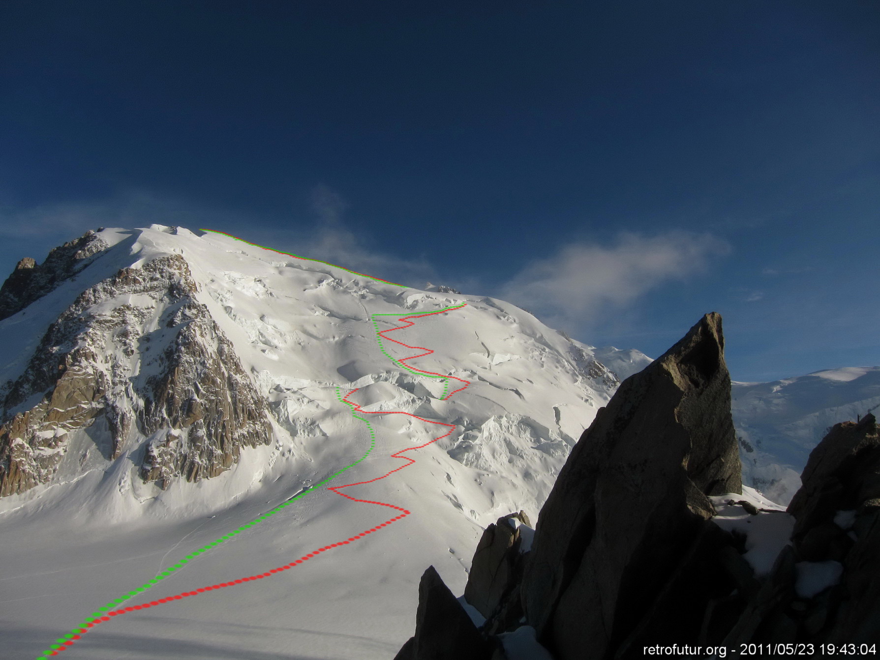 Tag 2: Aklimatisierung : Abendlicher Blick zurück auf die Flanke des MB du Tacul (4248m) : Rot die Aufsstiegsspur, grün die Abfahrt. Heute Nacht werden wir der roten Spur wieder folgen.