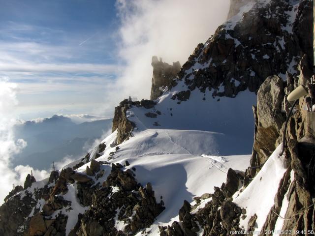 Tag 2: Aklimatisierung : 19:40 - Von der Hotelterasse ein Blick zur nie fertiggestellten ersten seilbahntechnischen Erschliessung: In Bildmitte Strukturen der Bergstation auf etwa 3600m.