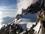 19:40 - Von der Hotelterasse ein Blick zur nie fertiggestellten ersten seilbahntechnischen Erschliessung: In Bildmitte Strukturen der Bergstation auf etwa 3600m. (50.55 KByte) Tag 2: Aklimatisierung : 19:40 - Von der Hotelterasse ein Blick zur nie fertiggestellten ersten seilbahntechnischen Erschliessung: In Bildmitte Strukturen der Bergstation auf etwa 3600m.