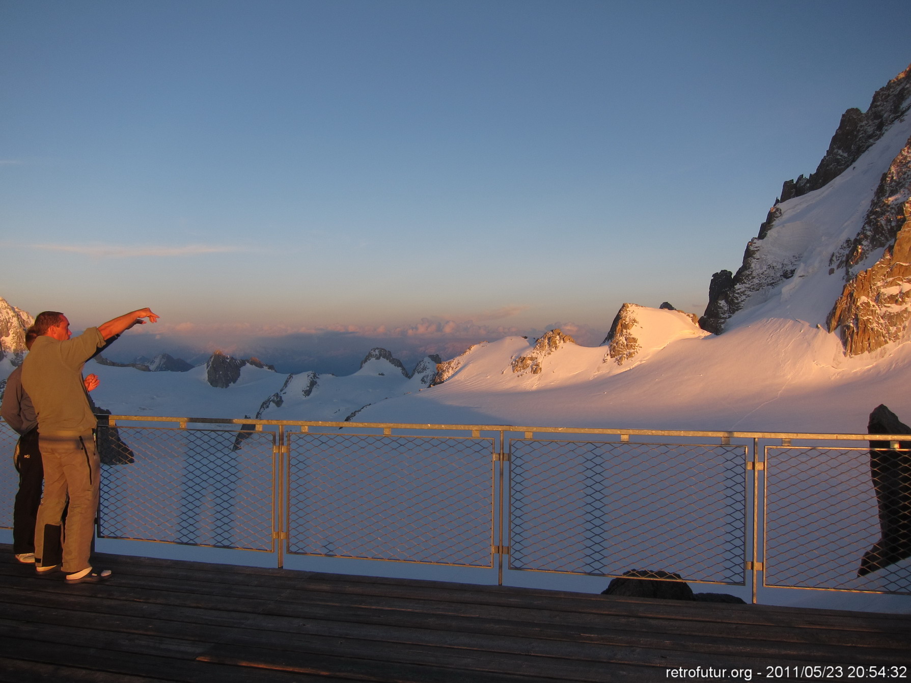 Tag 2: Aklimatisierung : 20:54 - Leichter Pulli genügt. Fast T-Shirtwetter in 3600 Meter Seehöhe