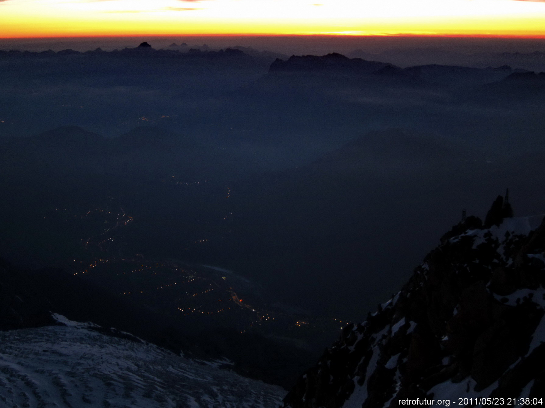 Tag 2: Aklimatisierung : 21:38 - Endgültiger Sonnenuntergang um zwanzig vor Zehn.