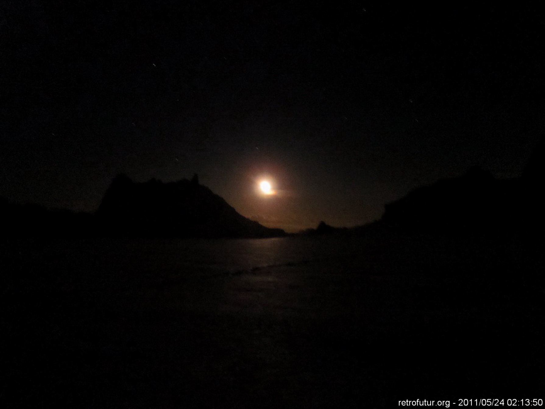 Tag 3: Der Gipfel : 2 Uhr 13 - Abmarsch. Der Mond und sein Plateau du Midi, die weite Ebene welche es zu queren gilt vor dem ersten Aufstieg.