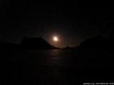 Tag 3: Der Gipfel : 2 Uhr 13 - Abmarsch. Der Mond und sein Plateau du Midi, die weite Ebene welche es zu queren gilt vor dem ersten Aufstieg.