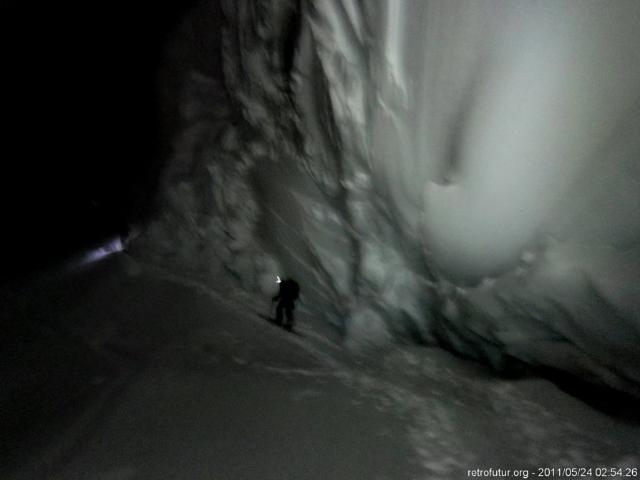 Tag 3: Der Gipfel : 2:54: Vor den Seracs die gleiche Route wie am Vortag hinauf zum Tacul Sattel