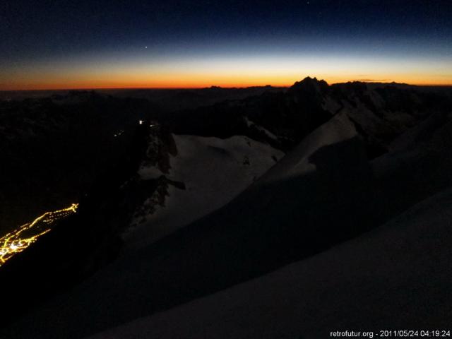 4:19 - Knapp zwei Stunden bisher, das Tal nun 3km unter uns, das erste Etappenziel Tacul ist auf etwa 4100m Seehöhe abgehakt, es folgt ein wenig ebene Wellnessstrecke (20.12 KByte) Tag 3: Der Gipfel : 4:19 - Knapp zwei Stunden bisher, das Tal nun 3km unter uns, das erste Etappenziel Tacul ist auf etwa 4100m Seehöhe abgehakt, es folgt ein wenig ebene Wellnessstrecke