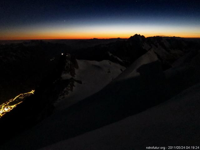 Tag 3: Der Gipfel : 4:19 - Knapp zwei Stunden bisher, das Tal nun 3km unter uns, das erste Etappenziel Tacul ist auf etwa 4100m Seehöhe abgehakt, es folgt ein wenig ebene Wellnessstrecke