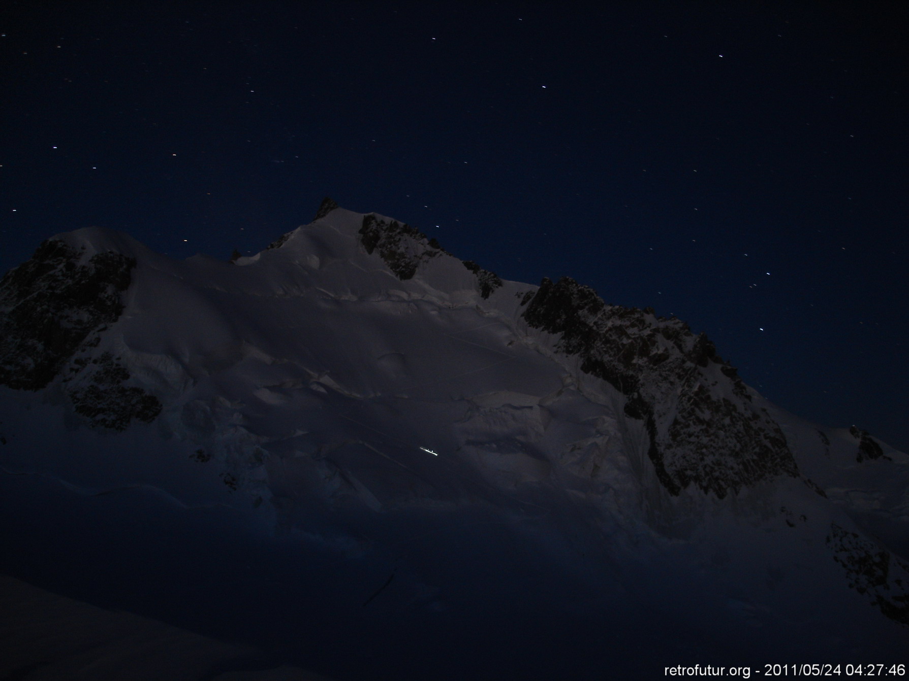 Tag 3: Der Gipfel : 4:27 - Von der westlichen Tacul Schulter öffnet sich der Blick auf das nächste Ziel der Perlenkette: Der Übergang am Mt. Maudit. Beim Aufstieg das Sternenlicht der flinken Zweierseilschaft.