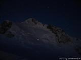 Tag 3: Der Gipfel : 4:27 - Von der westlichen Tacul Schulter öffnet sich der Blick auf das nächste Ziel der Perlenkette: Der Übergang am Mt. Maudit. Beim Aufstieg das Sternenlicht der flinken Zweierseilschaft.