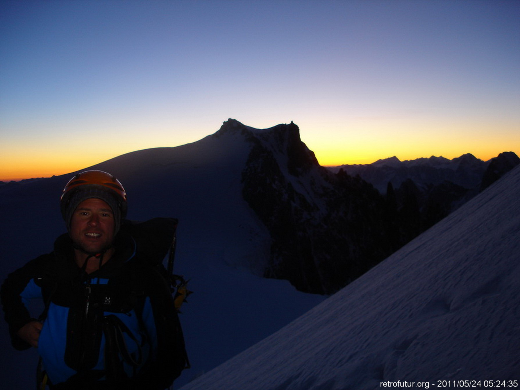 Tag 3: Der Gipfel : 5:24 - Clemens und seine Zähne vor dem Sonnenaufgang