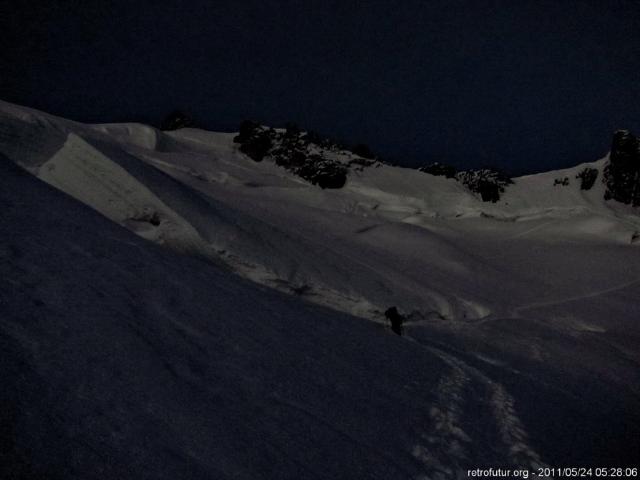 5:28 - Bergwärts. Im Bild oben rechts ist der Übergang über den Bergschrund gefolgt von der Steilpassage hinauf zum Grat zu erkennen (25.77 KByte) Tag 3: Der Gipfel : 5:28 - Bergwärts. Im Bild oben rechts ist der Übergang über den Bergschrund gefolgt von der Steilpassage hinauf zum Grat zu erkennen