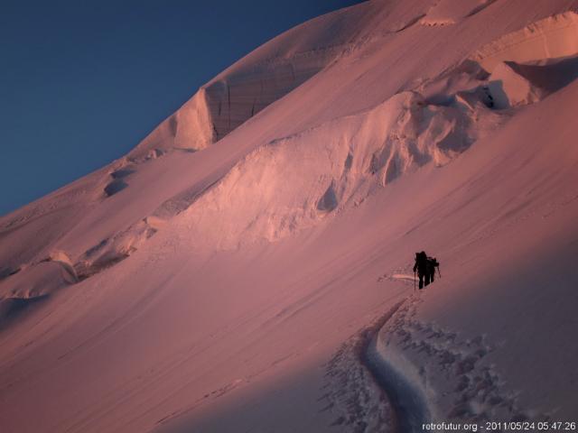 Tag 3: Der Gipfel : 5:47 - Nur wenige Minuten hält dieser besondere Moment der rosaroten  Landschaften an, bevor das Licht in ein sattes Orange wechselt