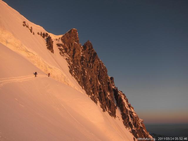 5:52 - Am Bergschrund. Vorne Klaus (nona), über ihm der Bergschrund und rechts anschliessend die Rinne hinauf zum Maudit Grat (27.18 KByte) Tag 3: Der Gipfel : 5:52 - Am Bergschrund. Vorne Klaus (nona), über ihm der Bergschrund und rechts anschliessend die Rinne hinauf zum Maudit Grat