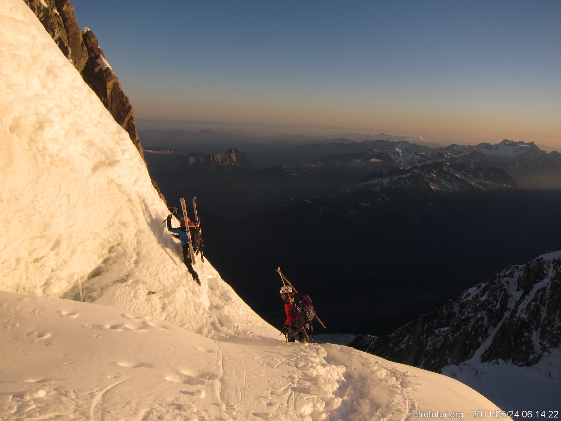 Tag 3: Der Gipfel : 6:12 - Am Einstieg der Kletterpartie am Mt. Maudit heisst es Ski ab und Eisen an