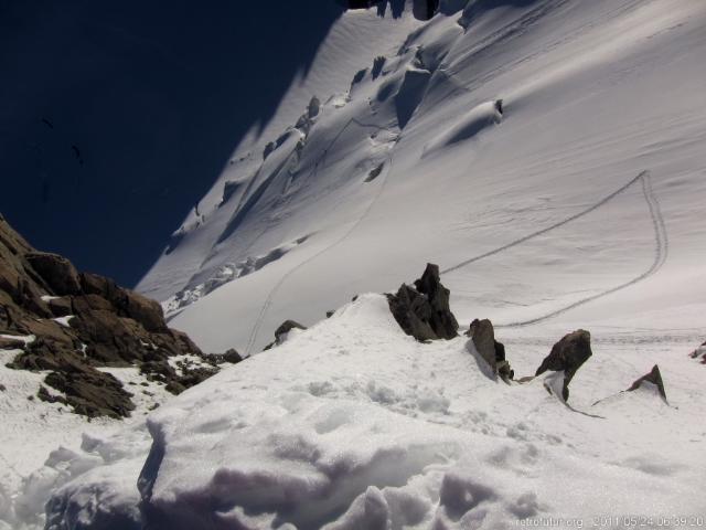 Tag 3: Der Gipfel : 6:39 - Blick hinab zur Aufstiegsspur. Der Übergang des Mt.Maudit wäre mal geschafft. 25 Minuten des strengen Zeitbudgets wurden für diesen Übergang effektiv in Anspruch genommen