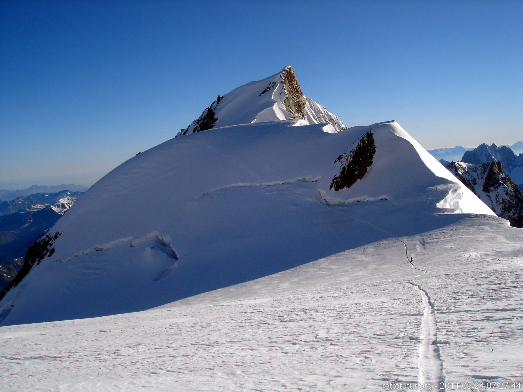 Tag 3: Der Gipfel : III.) 7:27 - Kristian fordert sein Pause ein und setzt diese auch um (kleiner Punkt in der Skispur etwas unterhalb des Schattenwurfs vom Mont Maudit am Colle della Brenva 4303m)