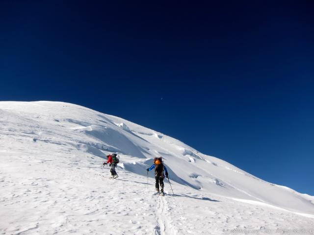 Tag 3: Der Gipfel : III.) 8:59 - Bei 4500 Meter oder so. Schritte zählen ... 11,12,13...Pause? Nein. 14, 15, drei Bonusschritte ... und 16, jetzt aber Pause! Wie angenehm. Durchatmen. Dann wieder 1,2,3...